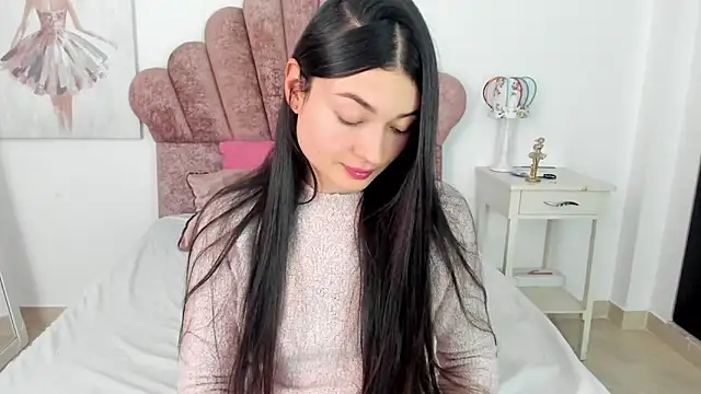 lauraparisi online show from September 25, 2025, 9:40 pm