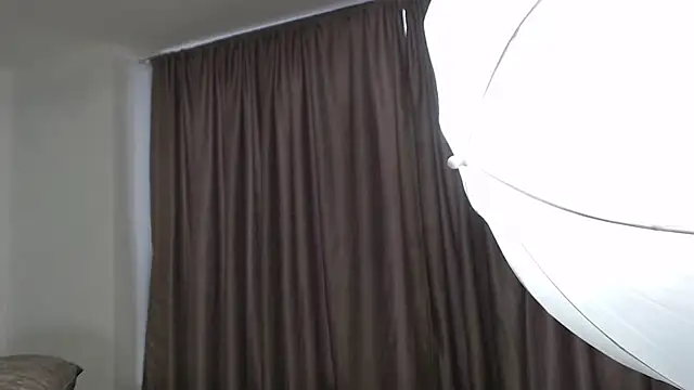 aleejhandraa online show from October 3, 2025, 9:12 pm