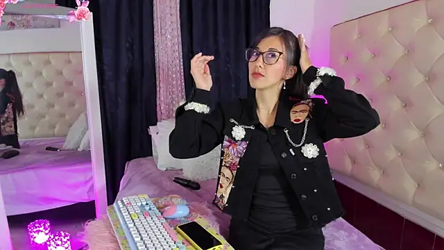  jade white  online show from March 4, 2025, 12:22 pm