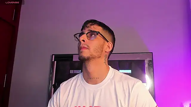 iamcamiloo  online show from March 7, 2025, 4:24 am