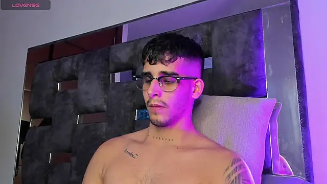 iamcamiloo  online show from March 19, 2025, 3:52 am