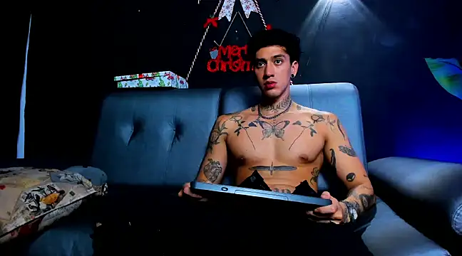 JUSTIN FULLER1 online show from December 17, 2024, 11:05 pm