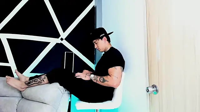 JUSTIN FULLER1 online show from October 18, 2025, 7:14 pm