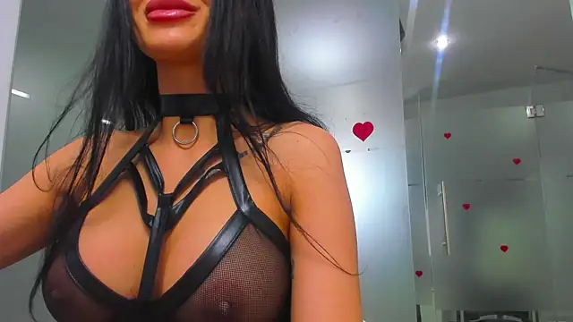 Queenrafaella online show from May 20, 2026, 3:56 am
