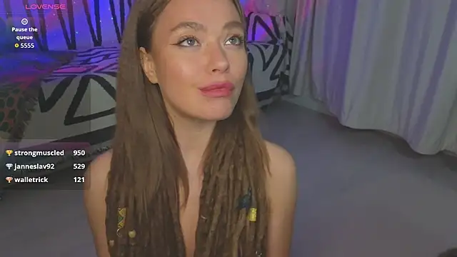 KellyFouler online show from April 18, 2026, 7:07 pm