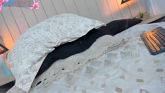 JulianaWaldo online show from January 18, 2025, 4:42 pm