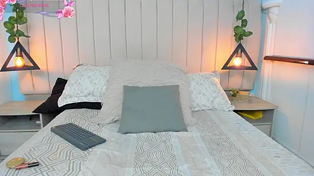 JulianaWaldo online show from January 28, 2025, 1:27 pm