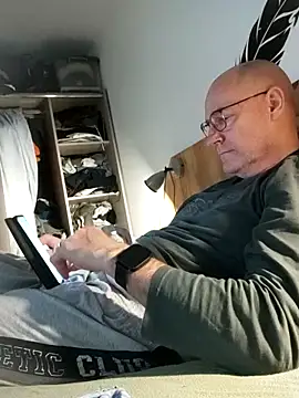 bogland33 online show from April 6, 2026, 7:26 pm