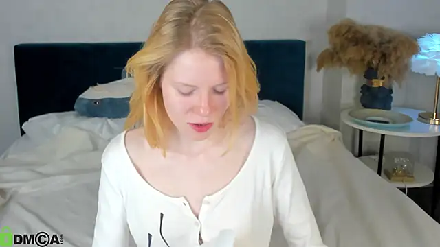 Snapshot of Esme_Runn chatting on April 28, 2026, 3:11 am Esme Runn online show from April 28, 2026, 3:11 am