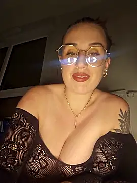 lindsay 33off online show from November 9, 2025, 9:02 pm