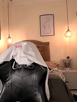 evafoxs online show from December 3, 2025, 8:51 pm