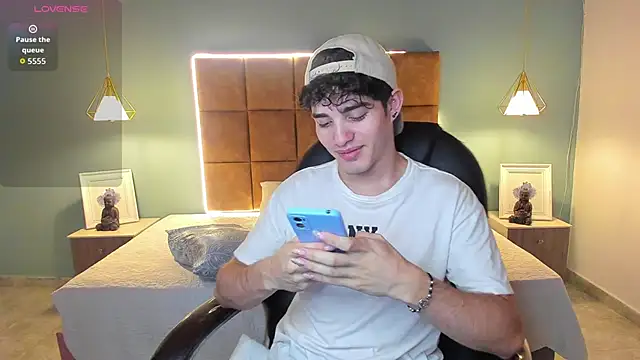 AlejooTwink online show from November 13, 2025, 2:32 am