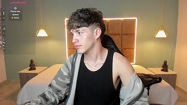 AlejooTwink online show from June 5, 2026, 3:46 am