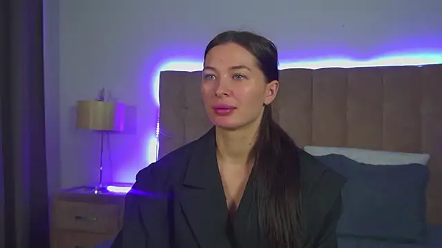 AlexandraBloom online show from November 30, 2025, 6:12 pm