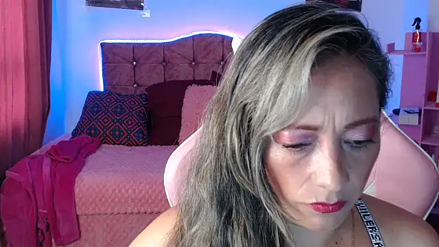 Snapshot of Melanyy_100 chatting on March 17, 2025, 9:23 pm Melanyy 100 online show from March 17, 2025, 9:23 pm