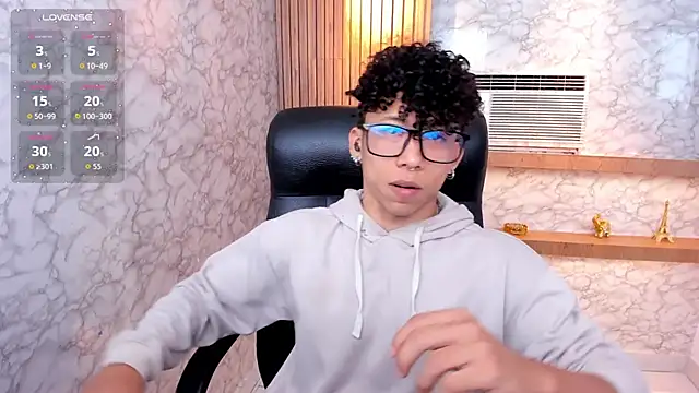 AkazaBoy  online show from September 12, 2025, 8:31 pm