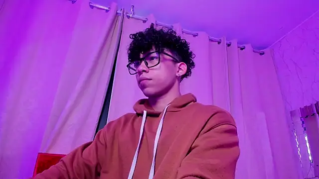 AkazaBoy  online show from December 18, 2025, 4:40 am