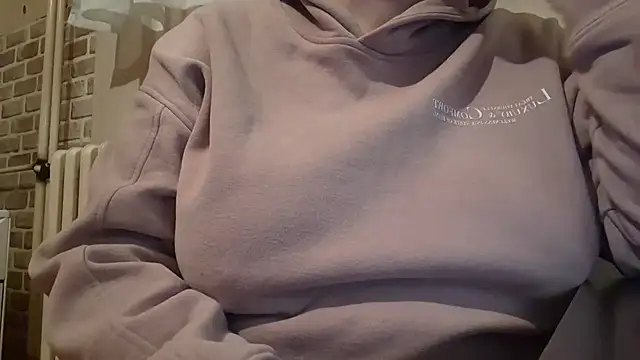 Snapshot of AalinnaK chatting on February 22, 2025, 8:09 pm AalinnaK online show from February 22, 2025, 8:09 pm