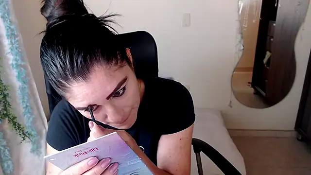 Snapshot of LUCY_LI chatting on December 7, 2024, 10:01 am LUCY LI online show from December 7, 2024, 10:01 am