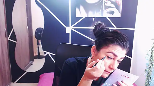 Snapshot of LUCY_LI chatting on January 16, 2025, 1:04 pm LUCY LI online show from January 16, 2025, 1:04 pm