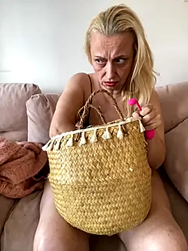 Melinastarr online show from November 17, 2025, 11:38 am