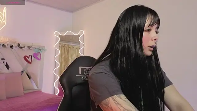 hina tay online show from November 6, 2025, 3:18 am