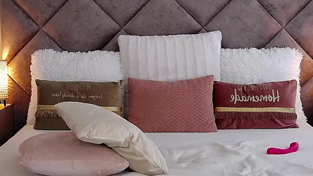 JaquelineM online show from October 28, 2025, 8:07 am