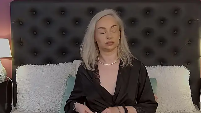 JaquelineM online show from April 21, 2026, 7:03 am