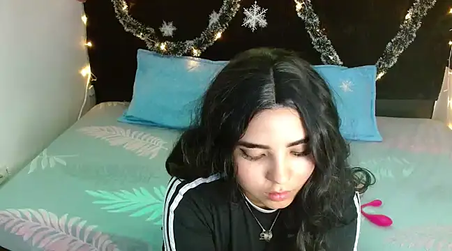 Miapeyton online show from December 13, 2024, 3:32 pm