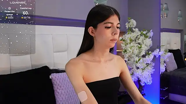 CuteAri online show from November 2, 2025, 8:33 pm