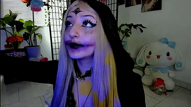 julyana  online show from November 8, 2025, 5:23 pm