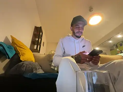 Snapshot of Rebeu313 chatting on January 16, 2025, 8:14 pm Rebeu313 online show from January 16, 2025, 8:14 pm