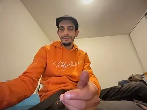 Snapshot of Rebeu313 chatting on November 9, 2025, 2:43 am Rebeu313 online show from November 9, 2025, 2:43 am