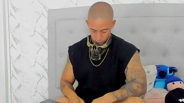 luigiferrara online show from October 31, 2025, 11:39 pm