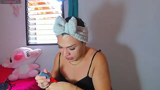 miavalentinaaa online show from November 25, 2025, 5:24 pm