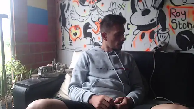 Snapshot of roystonee01 chatting on November 17, 2025, 12:33 pm roystonee01 online show from November 17, 2025, 12:33 pm