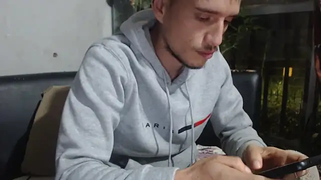 Snapshot of roystonee01 chatting on November 18, 2025, 6:40 am roystonee01 online show from November 18, 2025, 6:40 am