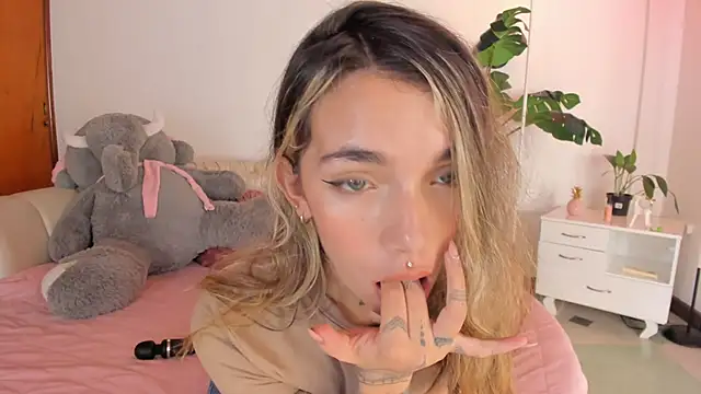 Mollymoon1 online show from February 4, 2026, 8:47 pm