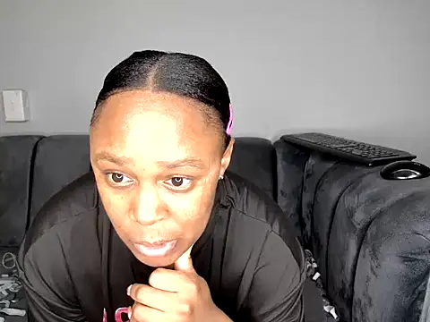 Pearl 00 online show from November 14, 2025, 8:29 pm