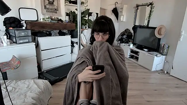 CeriseLapine online show from December 17, 2025, 10:54 am