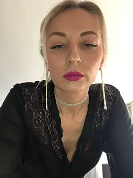 Diamond Bunny  online show from February 21, 2025, 1:00 pm