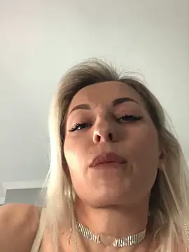 Diamond Bunny  online show from March 2, 2025, 1:49 pm