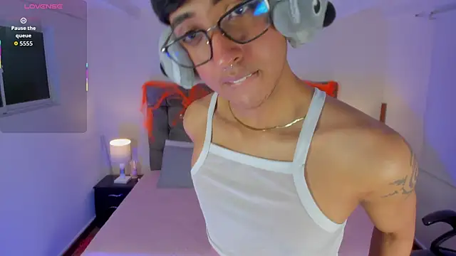 Dark hairy  online show from October 31, 2025, 4:24 am