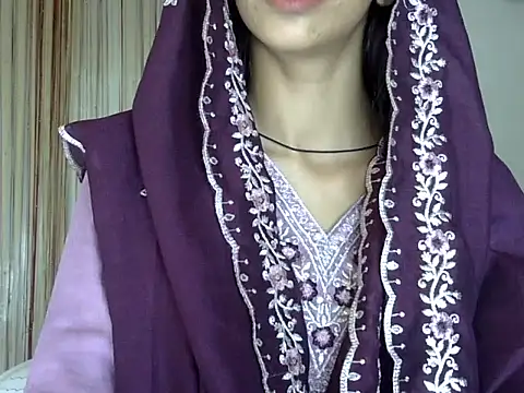 MAAYRA 09 online show from September 28, 2025, 10:42 am