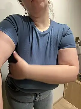 Snapshot of Your_Hot_Sister01 chatting on December 9, 2024, 3:33 pm Your Hot Sister01 online show from December 9, 2024, 3:33 pm