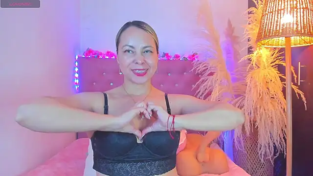  sexybunny  online show from April 17, 2026, 3:42 am