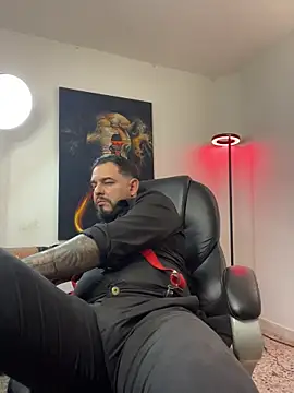 Snapshot of Ethan_Castellano chatting on October 31, 2025, 9:27 pm Ethan Castellano online show from October 31, 2025, 9:27 pm