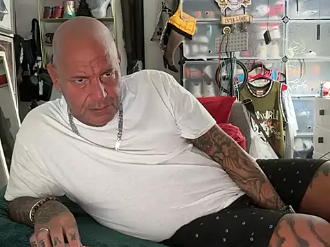 joeytatts66 online show from November 14, 2025, 2:32 am