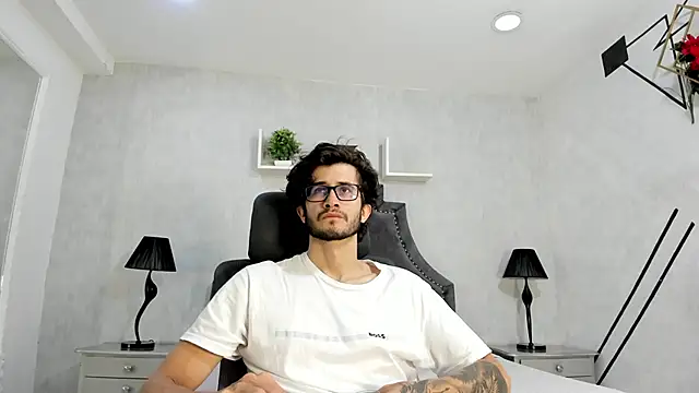 Loggan donnelly online show from October 5, 2025, 5:44 pm