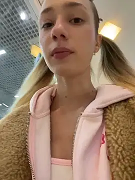 Lia  Love online show from November 12, 2025, 12:05 pm